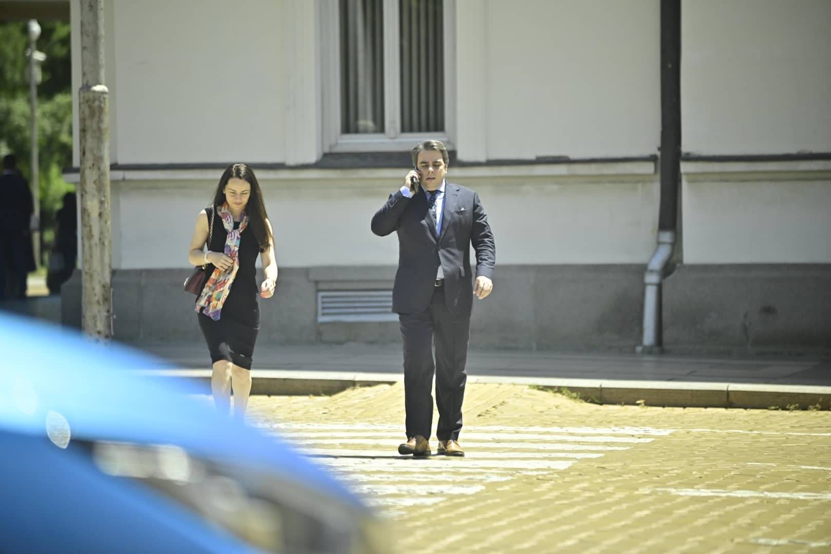  Асен Василев и шефката на кабинета му отиват към ресторанта 